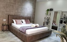 Bahai Gardens Suites